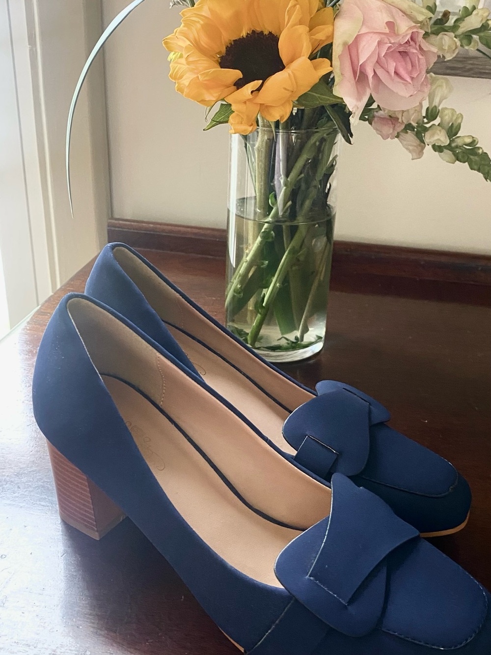 Women’s Journey Collection navy pumps